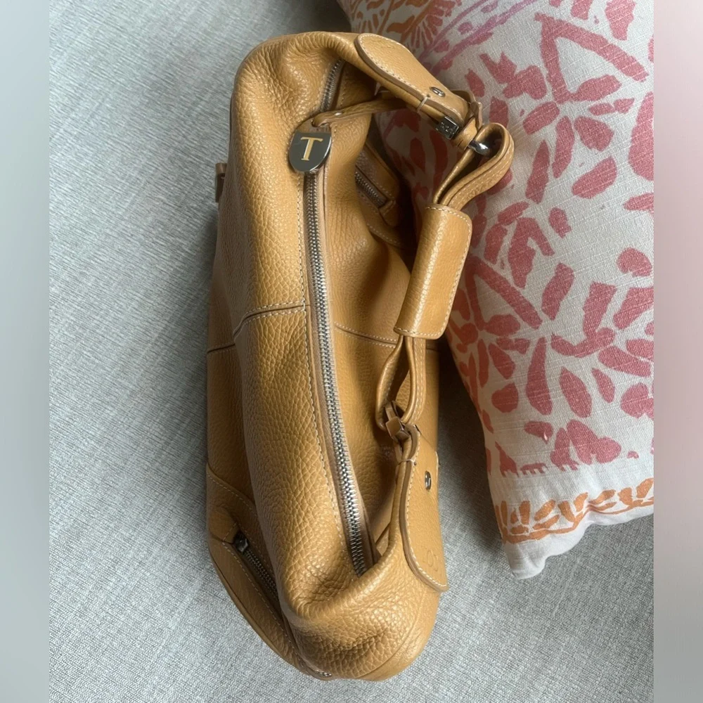 Tod’s Butterscotch Colored Pebbled Leather Hobo Bag. - Picture 4 of 16